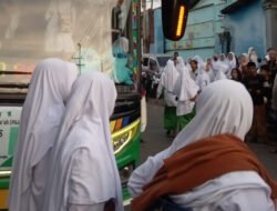 120 Santriwati Pondok Pesantren Salafiyah Syafi’iyah Asal Surabaya Tiba di Sidotopo