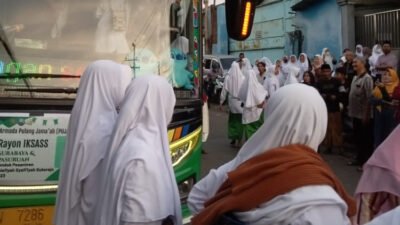 Santriwati Pondok Pesantren Salafiyah Syafi'iyah Sukorejo, saat tiba di Kecamatan Sidotopo, Kota Surabaya.