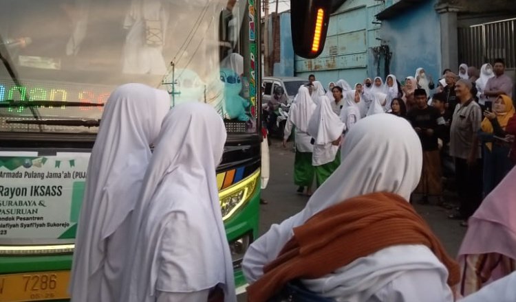 Santriwati Pondok Pesantren Salafiyah Syafi'iyah Sukorejo, saat tiba di Kecamatan Sidotopo, Kota Surabaya.
