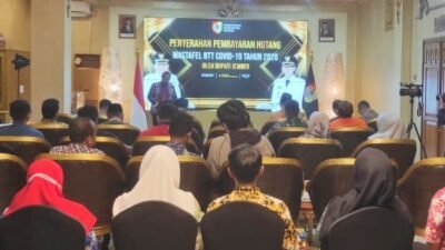Bupati Jember Hendy Siswanto membayar utang secara simbolis kepada perwakilan rekanan wastafel. (Foto: Istimewa - ZONA INDONESIA)