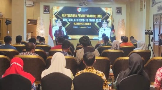 Bupati Jember Hendy Siswanto membayar utang secara simbolis kepada perwakilan rekanan wastafel. (Foto: Istimewa - ZONA INDONESIA)