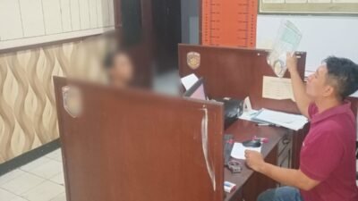 Salah seorang komplotan penipu dengan jaminan emas palsu saat menjalani pemeriksaan di Mapolres Jember. (Foto: Humas Polres Jember - ZONA INDONESIA)