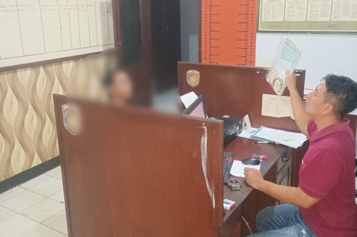 Salah seorang komplotan penipu dengan jaminan emas palsu saat menjalani pemeriksaan di Mapolres Jember. (Foto: Humas Polres Jember - ZONA INDONESIA)