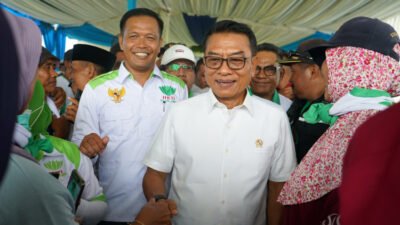Kepala Staf Kepresidenan Republik Indonesia, Moeldoko, saat menghadiri kegiatan panen raya di Desa Lojejer, Kecamatan Wuluhan. (Foto: Diskominfo Jember - ZONA INDONESIA)