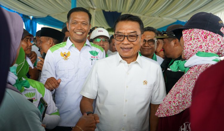 Kepala Staf Kepresidenan Republik Indonesia, Moeldoko, saat menghadiri kegiatan panen raya di Desa Lojejer, Kecamatan Wuluhan. (Foto: Diskominfo Jember - ZONA INDONESIA)