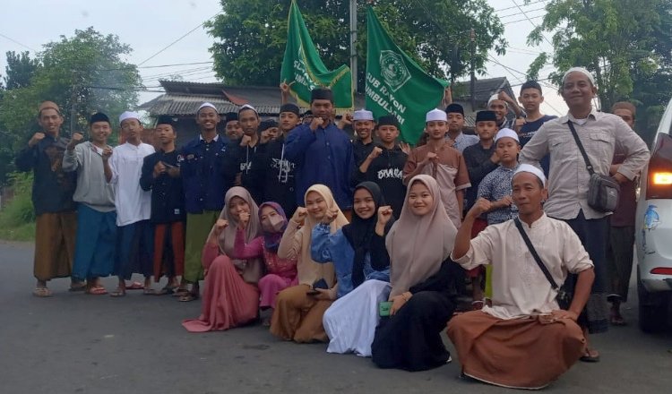 Santri dan Alumni Pondok Pesantren Salafiyah Syafi'iyah Sukorejo foto bersama usai bagi-bagi Takjil. (Foto: Istimewa - ZONA INDONESIA)