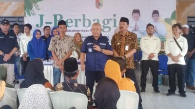 Bupati Jember Hendy Siswanto, saat berkunjung ke Desa Lampeji dalam agenda Jember Berbagi. (Foto: Zainul Hasan - ZONA INDONESIA)