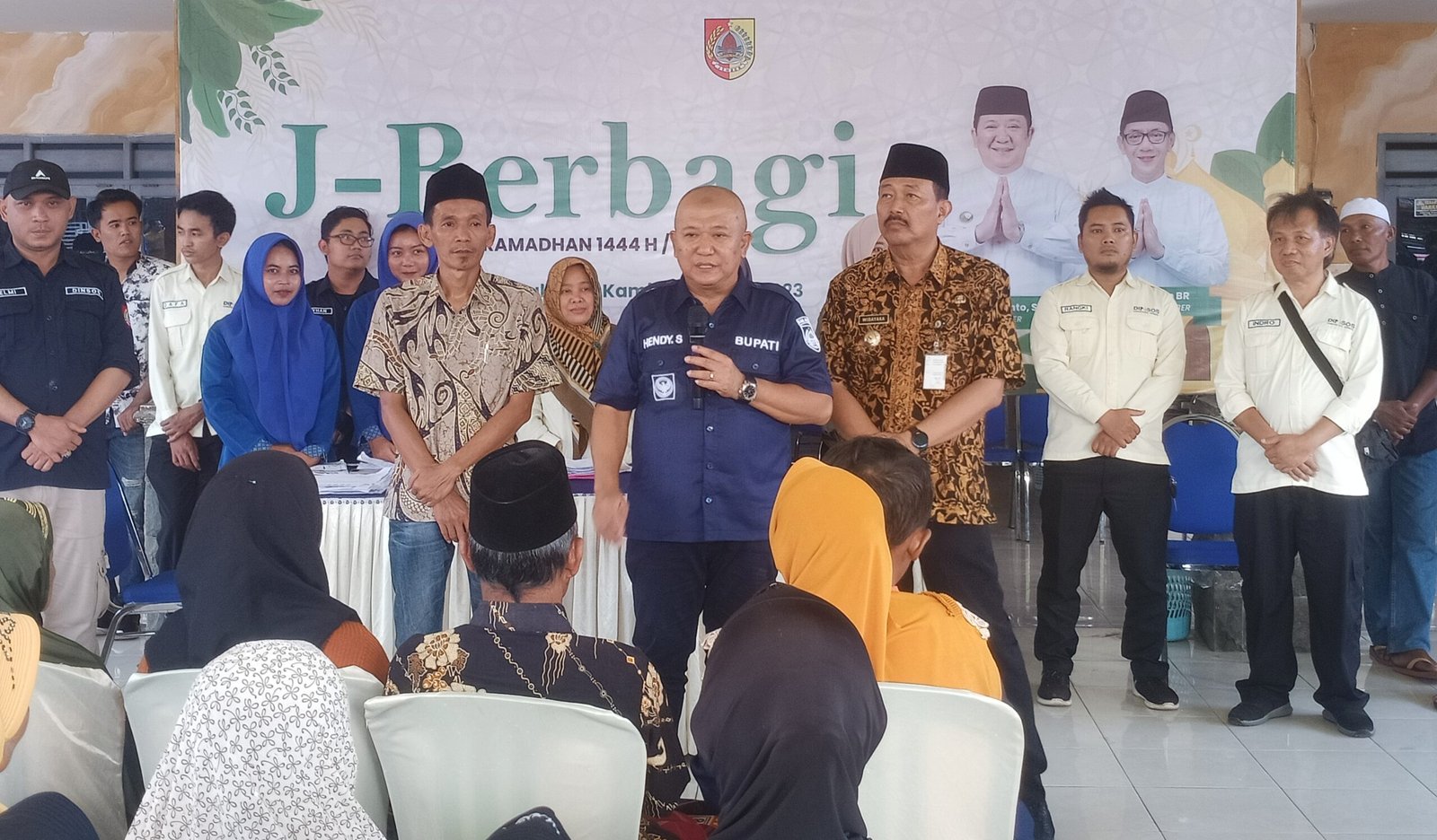 Bupati Jember Hendy Siswanto, saat berkunjung ke Desa Lampeji dalam agenda Jember Berbagi. (Foto: Zainul Hasan - ZONA INDONESIA)