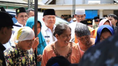 Bupati Jember Hendy Siswanto bersama Kepala Disperindag, Bambang Saputro, saat meninjau pasar murah J-Berbagi. Ada tambahan komiditas telur ayam. (Foto: Diskominfo Jember for ZONA INDONESIA)