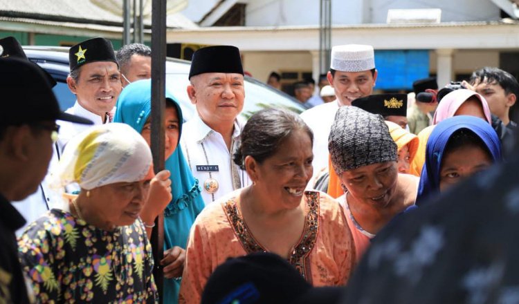 Bupati Jember Hendy Siswanto bersama Kepala Disperindag, Bambang Saputro, saat meninjau pasar murah J-Berbagi. Ada tambahan komiditas telur ayam. (Foto: Diskominfo Jember for ZONA INDONESIA)