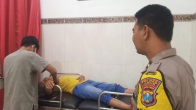 Anggota Polsek Mayang saat menemui korban pengeroyokan, Zainullah, pada Jumat (10/3/2023), sekitar pukul 00.30 WIB, di UGD Puskesmas Mayang. (Foto: Teamwork - ZONA INDONESIA)