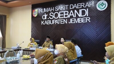Wakil Bupati Jember MB Firjaun Barlaman bersama Plt Direktur RSD dr Soebandi Lilik Lailiyah dan jajarannya saat konferensi pers di Aula RSD dr Soebandi. (Foto: Diskominfo Jember - ZONA INDONESIA)