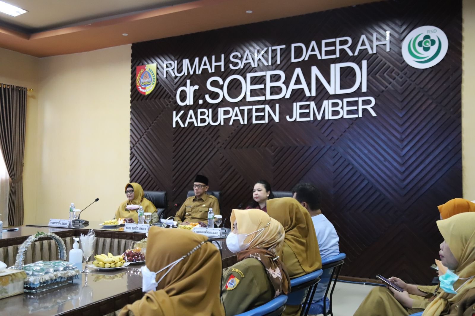 Wakil Bupati Jember MB Firjaun Barlaman bersama Plt Direktur RSD dr Soebandi Lilik Lailiyah dan jajarannya saat konferensi pers di Aula RSD dr Soebandi. (Foto: Diskominfo Jember - ZONA INDONESIA)