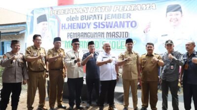 Bupati Jember, Hendy Siswanto, foto berama usai Peletakkan Batu Pertama di Masjid Mohamad Sholeh, dalam kegiatan Jember Berbagi. (Foto: Diskominfo Jember - ZONA INDONESIA)