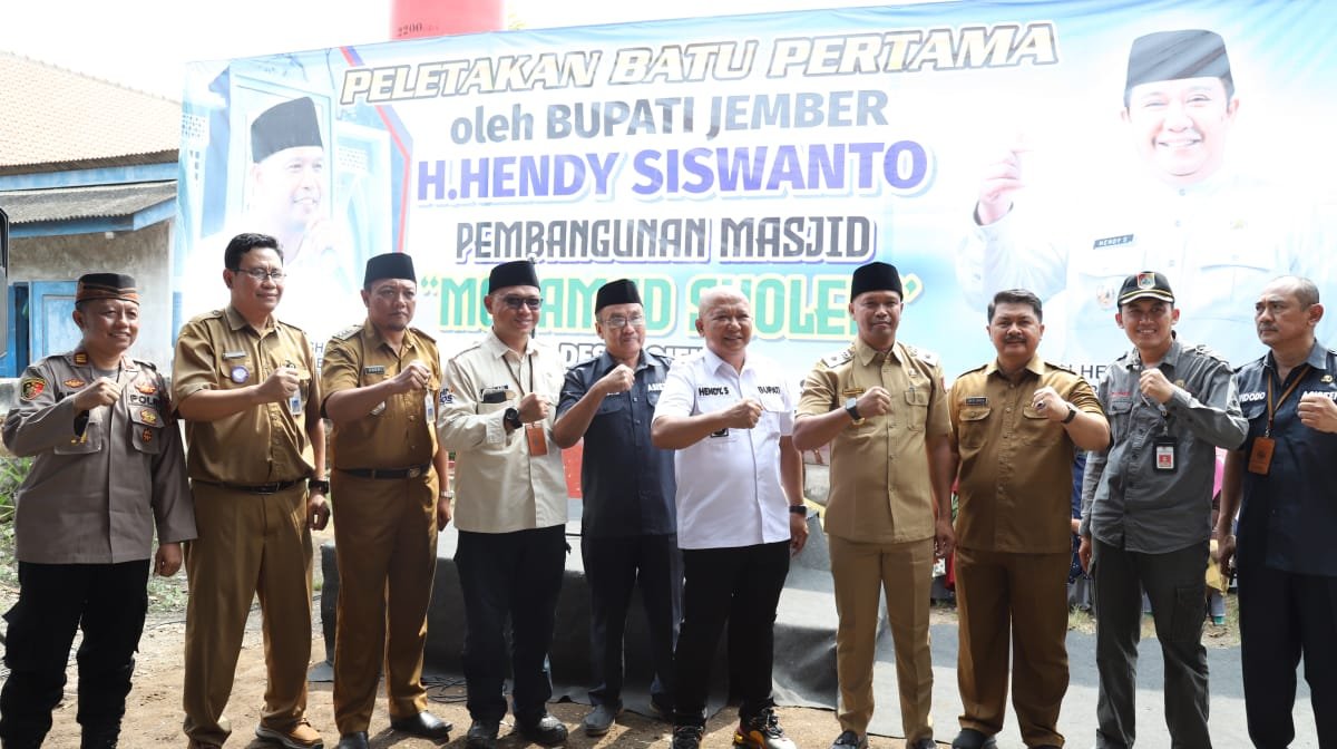 Bupati Jember, Hendy Siswanto, foto berama usai Peletakkan Batu Pertama di Masjid Mohamad Sholeh, dalam kegiatan Jember Berbagi. (Foto: Diskominfo Jember - ZONA INDONESIA)