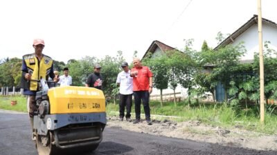 Bupati Jember Hendy Siswanto, saat meninjau perbaikan infrastruktur jalan penghubung di Desa Jatirejo - Sidodadi. (Foto: Diskominfo Jember - ZONA INDONESIA)