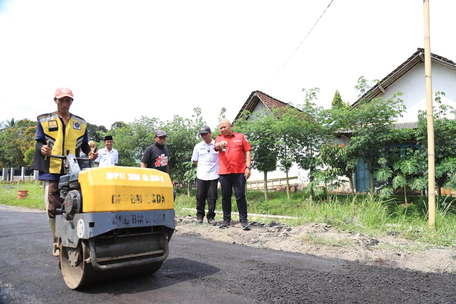 Bupati Jember Hendy Siswanto, saat meninjau perbaikan infrastruktur jalan penghubung di Desa Jatirejo - Sidodadi. (Foto: Diskominfo Jember - ZONA INDONESIA)