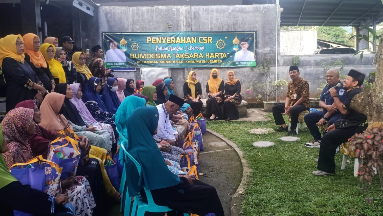 Bupati Jember Hendy Siwanto, dalam penyerahan Bansos dari BUMDesma Aksara Harta di Desa Lampeji. (Foto: Zainul Hasan - ZONA INDONESIA)