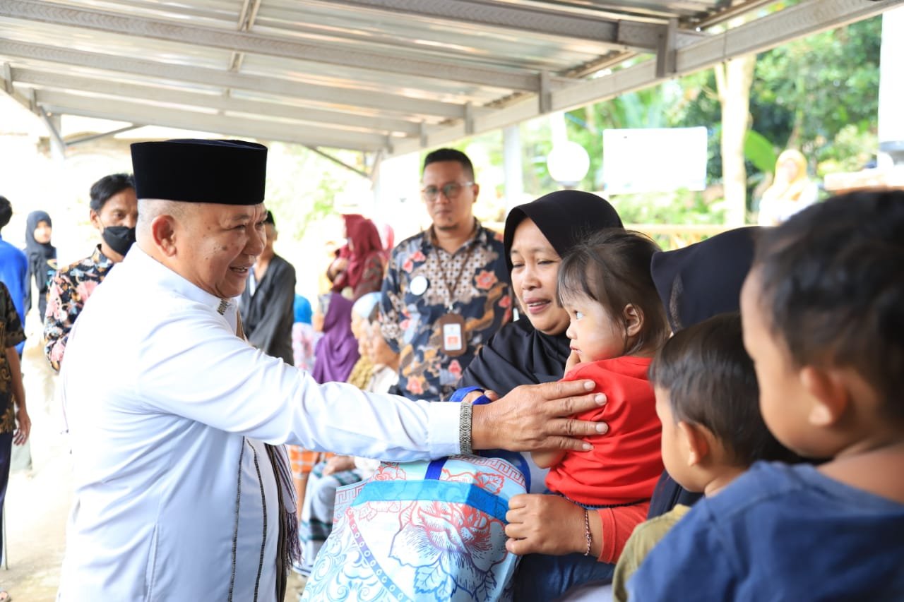 Bupati Jember Hendy Siswanto, saat menyantuni balita sekaligus mengajak masyarakat untuk saling berbagi. (Foto: Diskominfo Jember - ZONA INDONESIA)