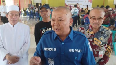 Bupati Jember Hendy Siswanto, saat diwawancarai awak media usai penyerahan SK kenaikan pangkat di Aula MAN 2 Jember. (Foto: Diskominfo Jember - ZONA INDONESIA)