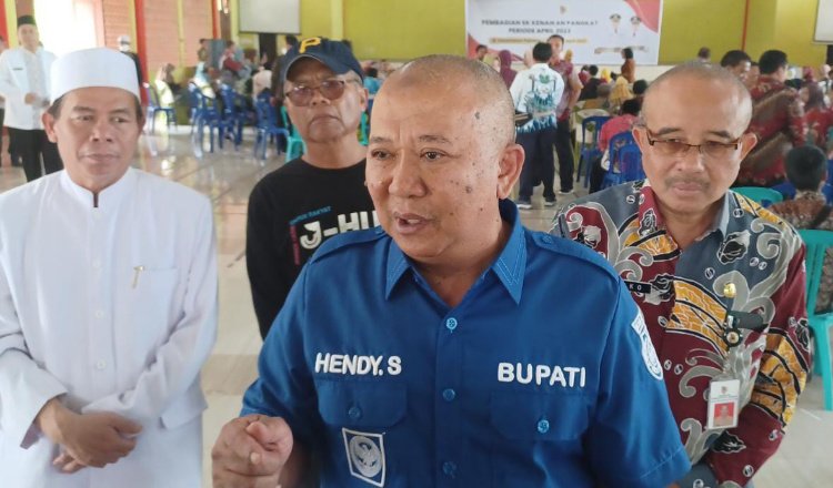 Bupati Jember Hendy Siswanto, saat diwawancarai awak media usai penyerahan SK kenaikan pangkat di Aula MAN 2 Jember. (Foto: Diskominfo Jember - ZONA INDONESIA)