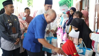 Bupati Jember Hendy Siswanto, saat menyantuni balita di Kecamatan Patrang. Tak lupa Hendy mengajak warga ikut menyukseskan pendataan kemiskinan ekstrem. (Foto: Diskominfo Jember - ZONA INDONESIA)