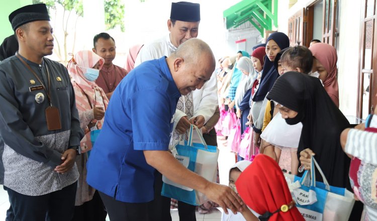 Bupati Jember Hendy Siswanto, saat menyantuni balita di Kecamatan Patrang. Tak lupa Hendy mengajak warga ikut menyukseskan pendataan kemiskinan ekstrem. (Foto: Diskominfo Jember - ZONA INDONESIA)