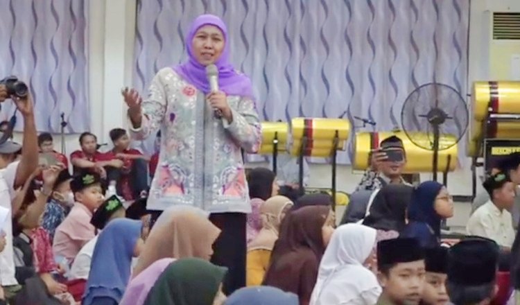 Gubernur Jawa Timur, Khofifah Indar Parawansa, saat memberikan motivasi pada ratusan anak yatim. (Foto: Diskominfo Jember - ZONA INDONESIA)