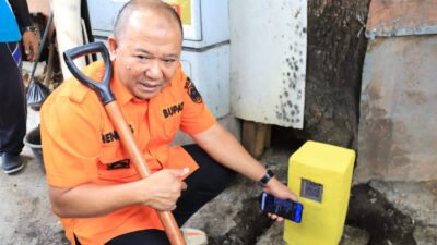 Bupati Jember Hendy Siswanto, saat meninjau lokasi kebakaran. (Foto: Diskominfo Jember - ZONA INDONESIA)