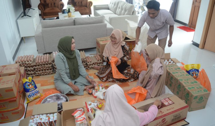 PT DMJ Singapore bersama RAPI Jember, saat menyiapkan paket Sembako