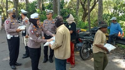 Kasatlantas Polres Jember, AKP arum Inambala, saat memberikan Bansos kepada awe-awe di Jalan Raya Gumitir.