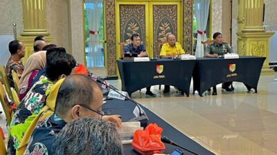 Bupati Jember Hendy Siswanto, dan Kepala BPS Jember Tri Erwandi, dalam kegiatan rapat daerah pasca pengelolaan data Regsosek Kabupaten Jember tahun 2023. (Foto: Diskominfo Jember - ZONA INDONESIA)