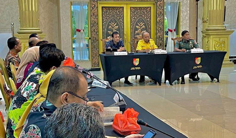 Bupati Jember Hendy Siswanto, dan Kepala BPS Jember Tri Erwandi, dalam kegiatan rapat daerah pasca pengelolaan data Regsosek Kabupaten Jember tahun 2023. (Foto: Diskominfo Jember - ZONA INDONESIA)