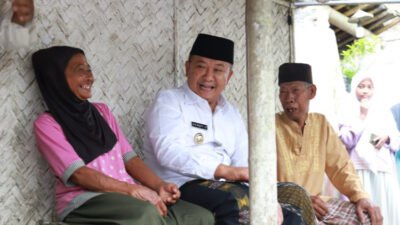 Senda Gurau Bupati Jember dengan Rakyat Kecil, Peci Hitam Jadi Saksi Bisu