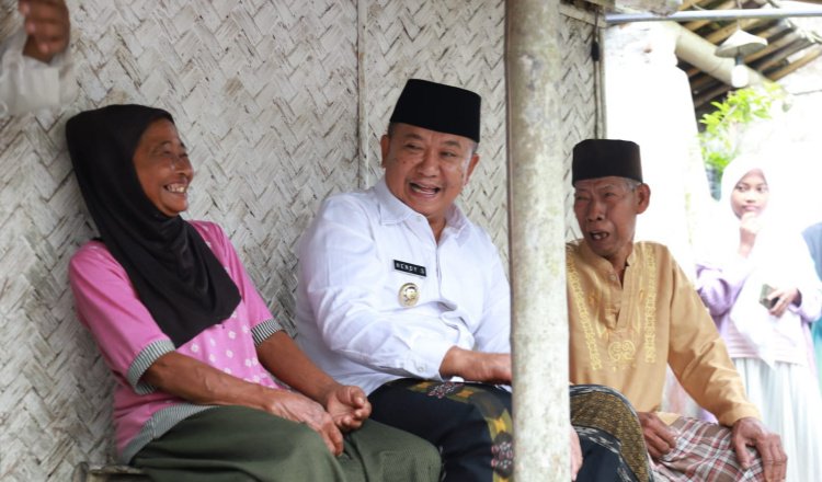 Bupati Jember Hendy Siswanto, saat bersenda gurau dengan para Lansia dalam program J-Berbagi di Kecamatan Puger dan Gumukmas. (Foto: Diskominfo Jember - ZONA INDONESIA)