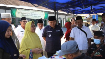 Bupati Jember Hendy Siswanto, memantau penjualan Sembako di pasar murah J-Berbagi. (Foto: Diskominfo Jember - ZONA INDONESIA)