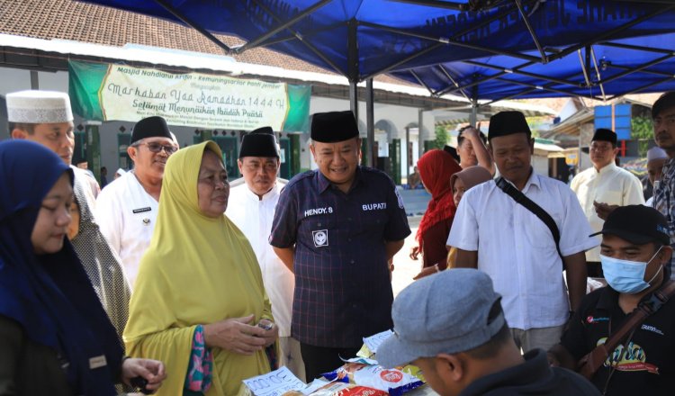 Bupati Jember Hendy Siswanto, memantau penjualan Sembako di pasar murah J-Berbagi. (Foto: Diskominfo Jember - ZONA INDONESIA)