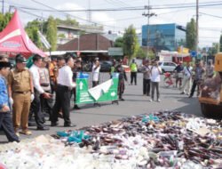 Ribuan Botol Berisi Miras dan Narkotika Hasil Sitaan Polres Jember Dimusnahkan