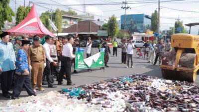 Prosesi pemusnahan botol berisi Miras di depan Kantor Mapolres Jember. (Foto: Humas Polres Jember - ZONA INDONESIA)