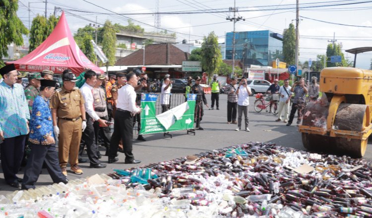 Prosesi pemusnahan botol berisi Miras di depan Kantor Mapolres Jember. (Foto: Humas Polres Jember - ZONA INDONESIA)