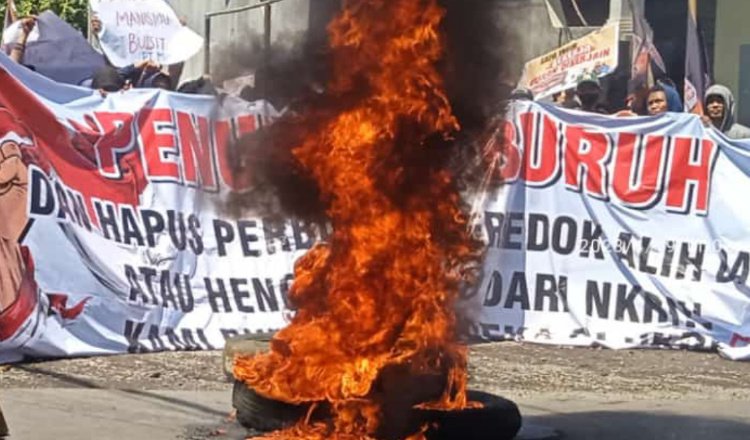 Ratusan buruh saat menggelar demonstrasi di depan pabrik tripleks