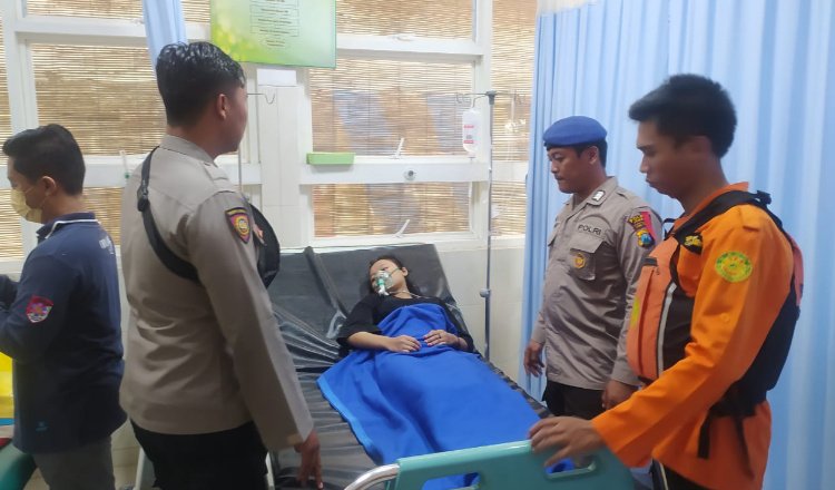 Kapolres Jember, AKBP Hery Purnomo saat menjenguk korban yang terseret ombak Pantai Payangan. (Foto: Humas Polres Jember - ZONA INDONESIA)
