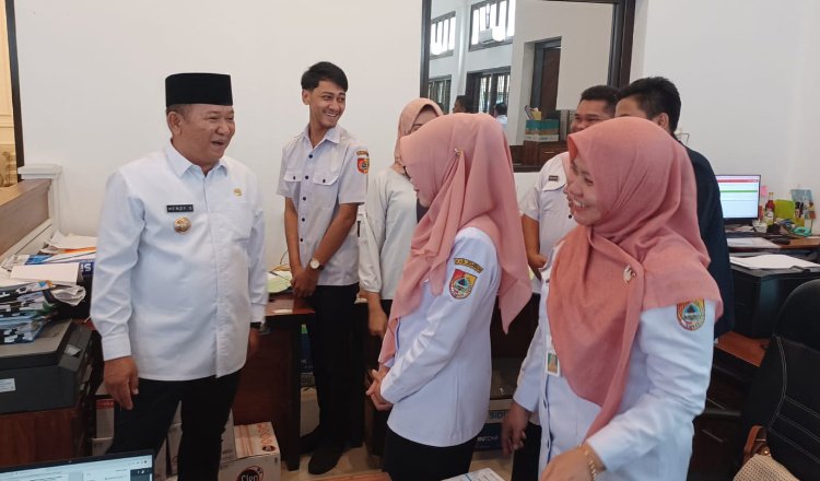 Bupati Jember Hendy Siswanto, saat menyapa ASN di Disnaker