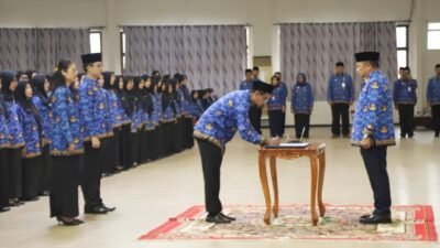 Kado Istimewa, Bupati Jember Hendy Siswanto, dalam prosesi pelantikan ASN