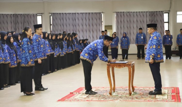 Kado Istimewa, Bupati Jember Hendy Siswanto, dalam prosesi pelantikan ASN
