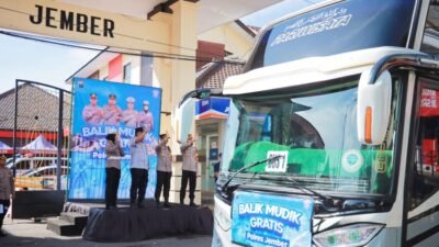 Jajaran Polres Jember melepas angkutan gratis arus balik mudik di depan Mapolres Jember. (Foto: Humas Polres Jember - ZONA INDONESIA)