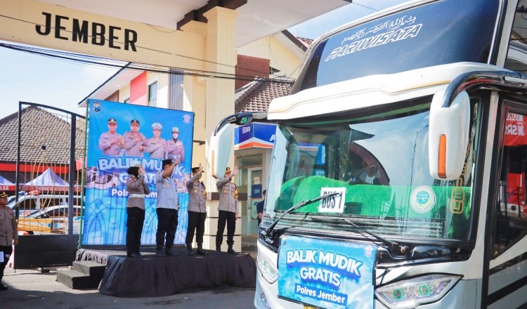 Jajaran Polres Jember melepas angkutan gratis arus balik mudik di depan Mapolres Jember. (Foto: Humas Polres Jember - ZONA INDONESIA)