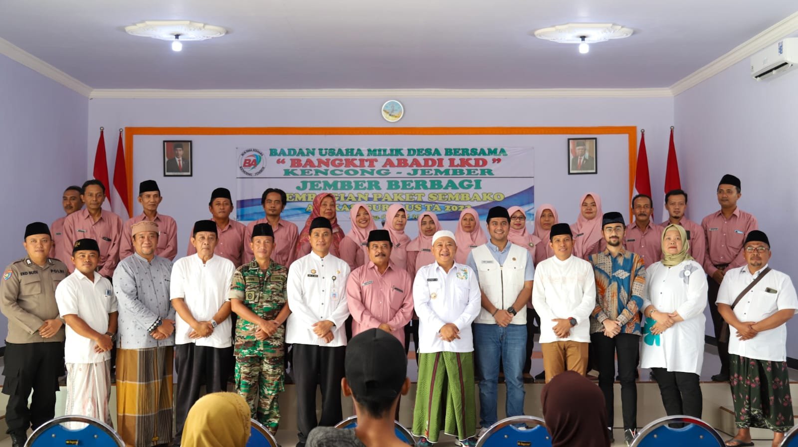 Bupati Jember Hendy Siswanto, foto bersama jajaran BUMDesma Kecamatan Kencong. (Foto: Diskominfo Jember - ZONA INDONESIA)