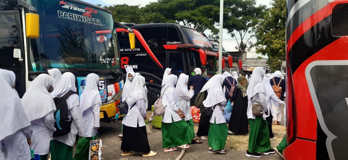 Santri Putri Ponpes Salafiyah Syafi'iyah Sukorejo saat tiba di Kampung Jackloth Sevendream, Kecamatan Patrang.