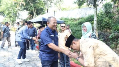 Bupati Jember Hendy Siswanto, berjabat tangan dengan warga dalam kegiatan Halalbihalal. (Foto: Diskominfo Jember)